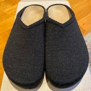 NWT Rothy’s clogs in soft black